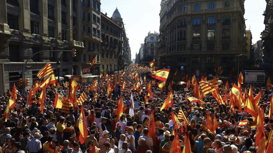 Miles de personas se manifiestan Barcelona en defensa de la unidad de España