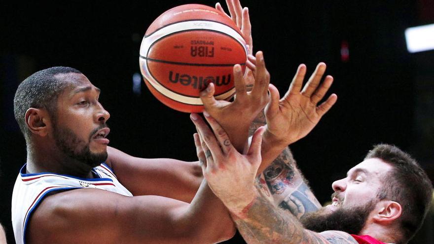 Diaw pelea un balón con el serbio Raduljica.