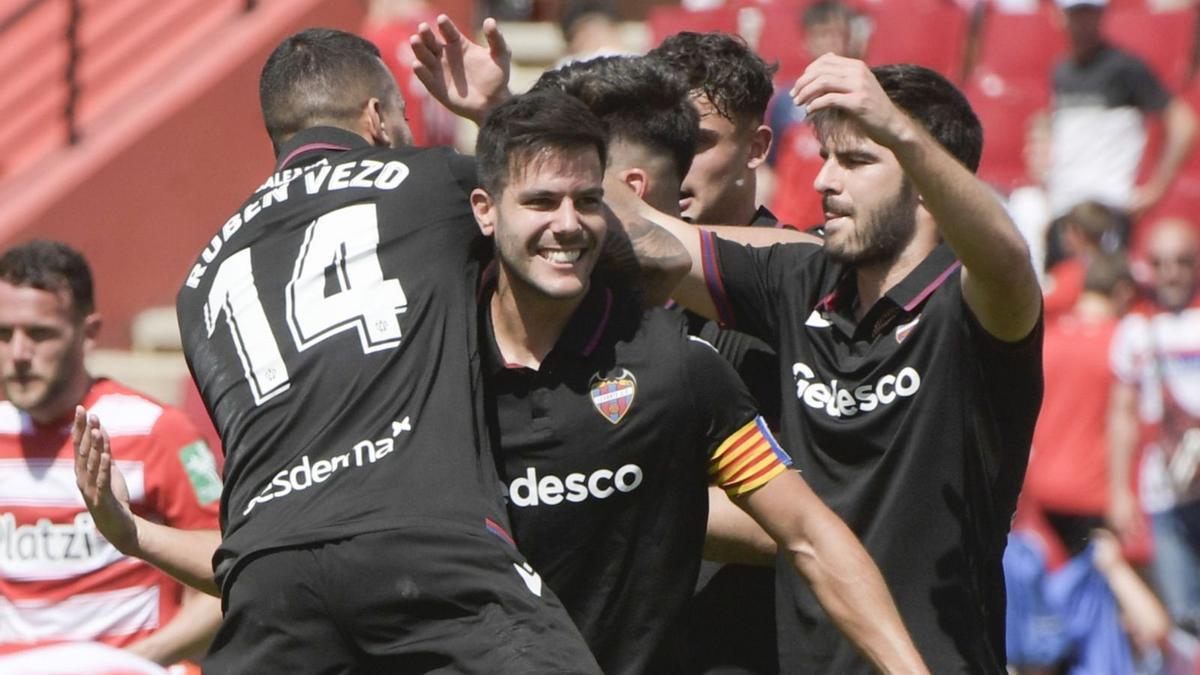 Los futbolistas del 
Levante UD celebran uno 
de los goles.  efe/m.a.molina