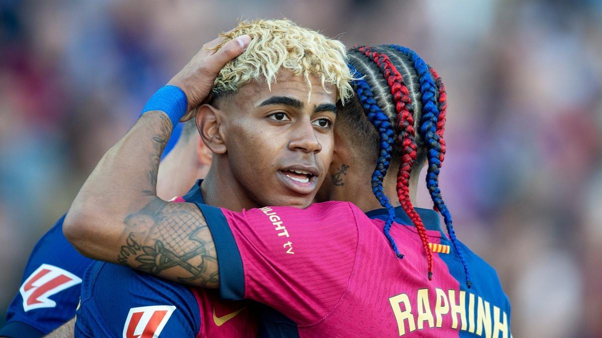 Raphinha felicita a Lamine Yamal después de que éste firmara con un golazo el 1-1 del Barça al Villarreal en Montjuïc. Raphinha felicita a Lamine Yamal después de que éste firmara con un golazo el 1-1 del Barça al Villarreal en Montjuïc.