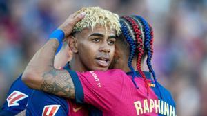 Raphinha felicita a Lamine Yamal después de que éste firmara con un golazo el 1-1 del Barça al Villarreal en Montjuïc.