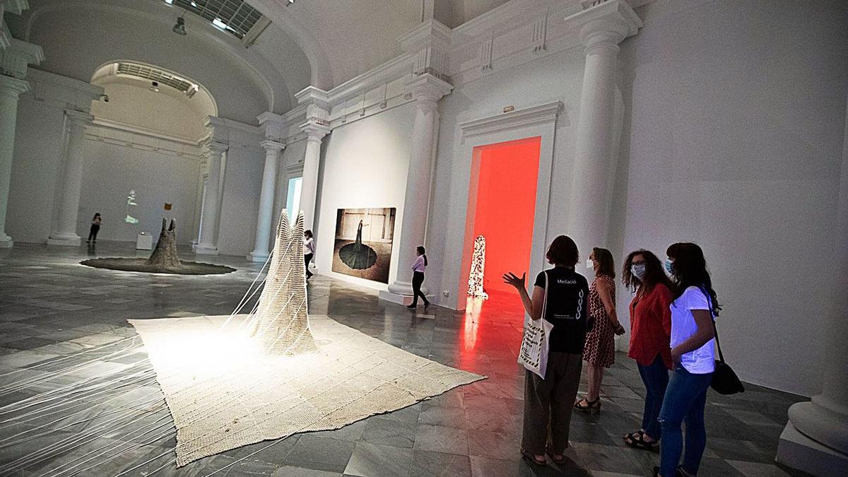 Visitants presencials en la sala de l’antic convent. | LEVANTE-EMV