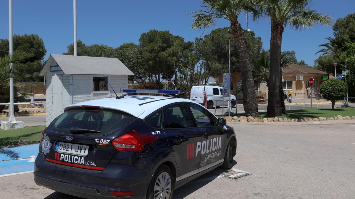 Vehículo de la Policía Local a la entrada del camping Villas Caravaning