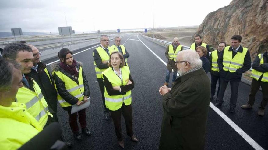 La ministra de Fomento, en febrero, en su última visita a la autovía de acceso al puerto de Langosteira.