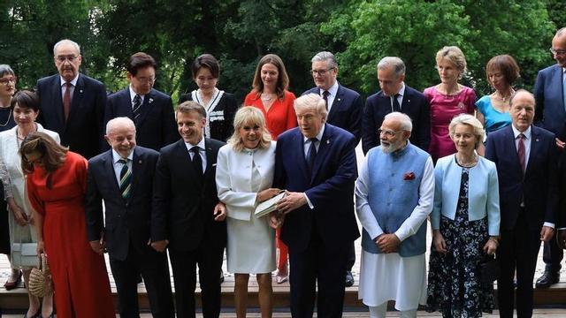 Imatge de família dels líders del G7 amb les seves parelles, aquest dimecres a Évian.