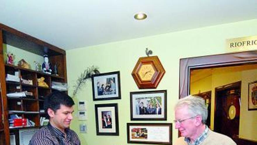 Un cliente recibe la llave de su habitación en el hotel De Torres en Felechosa.