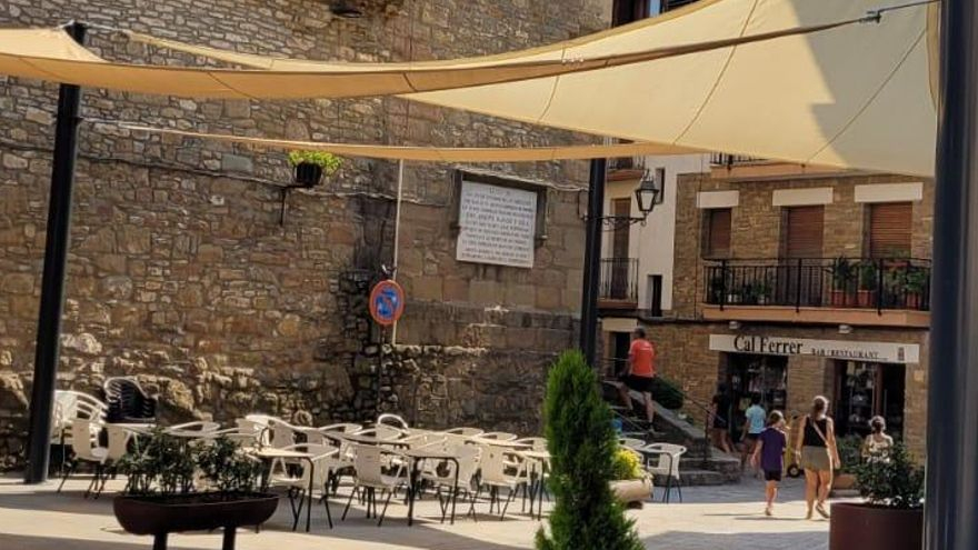 Borredà protegeix la plaça del sol i la pluja amb una coberta de tendals