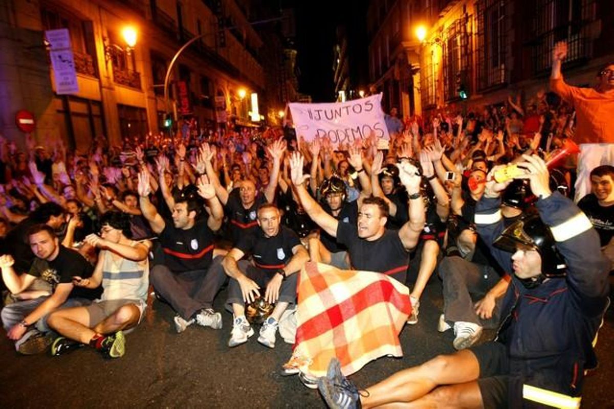 Seguda pacífica de funcionaris, entre els quals hi havia policies i bombers, cantant lemes com ’Junts podem’ als voltants del Congrés diumenge a la tarda.
