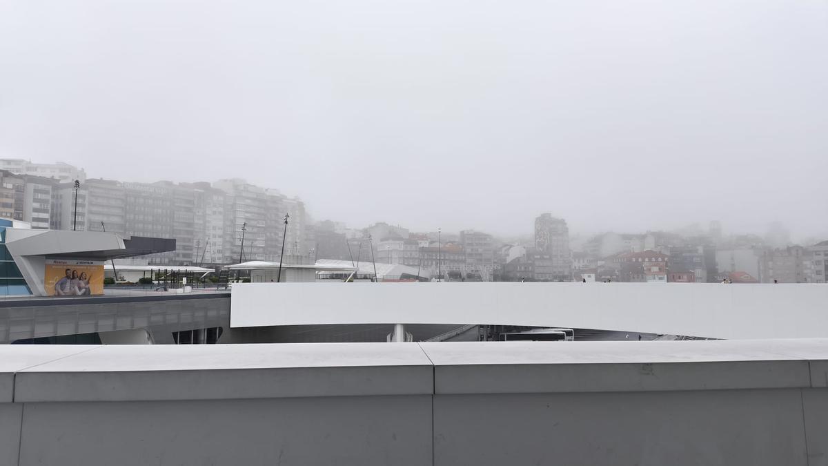 Vigo, cubierto de niebla, en la mañana del pasado lunes.