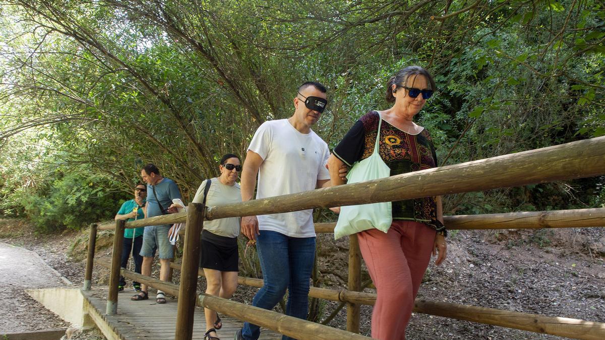 El presidente de la Diputación de Valencia, Vicent Mompó, durante su ruta con los ojos cerrados por los Chorradores.
