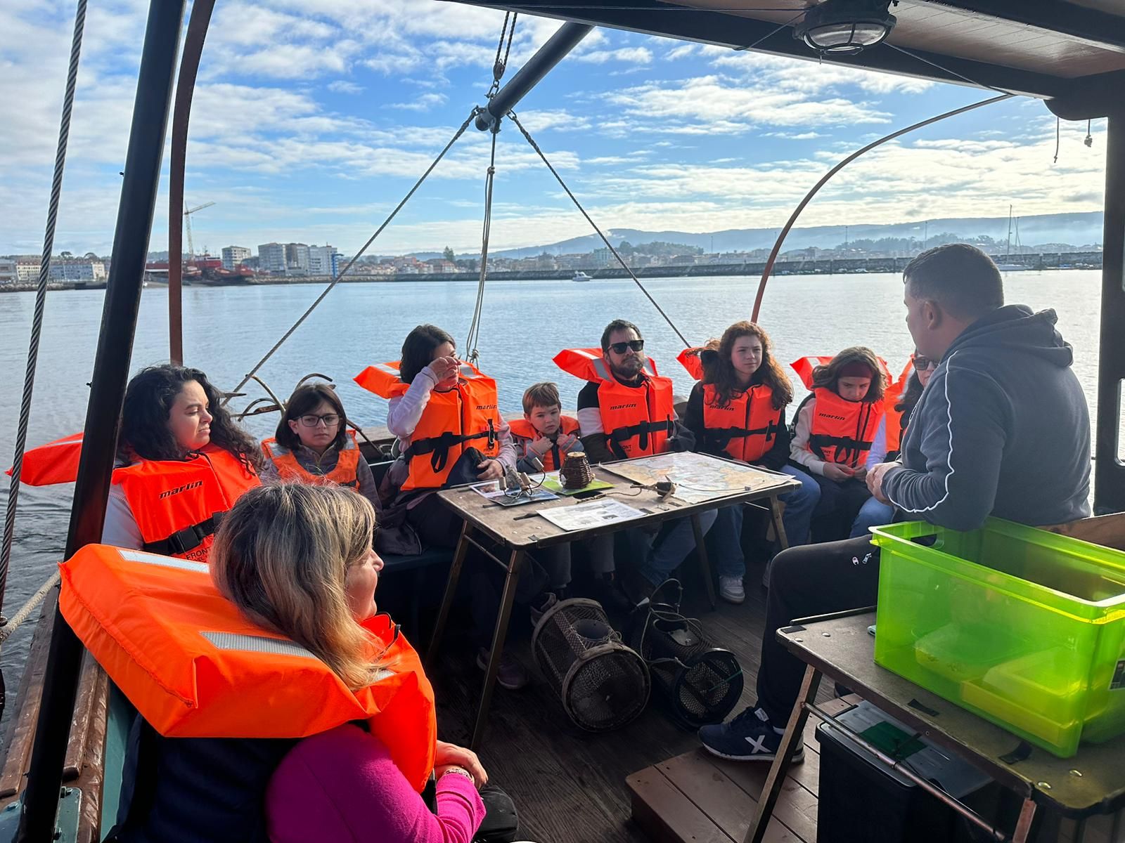 Asistentes a las actividades a bordo del "Chasula".