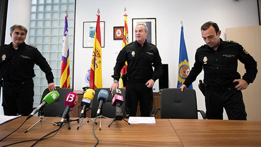 El comisario Manuel Hernández, el jefe operativo regional de Balears, José Luis Santafé, y el inspector Fernando García Crespo.