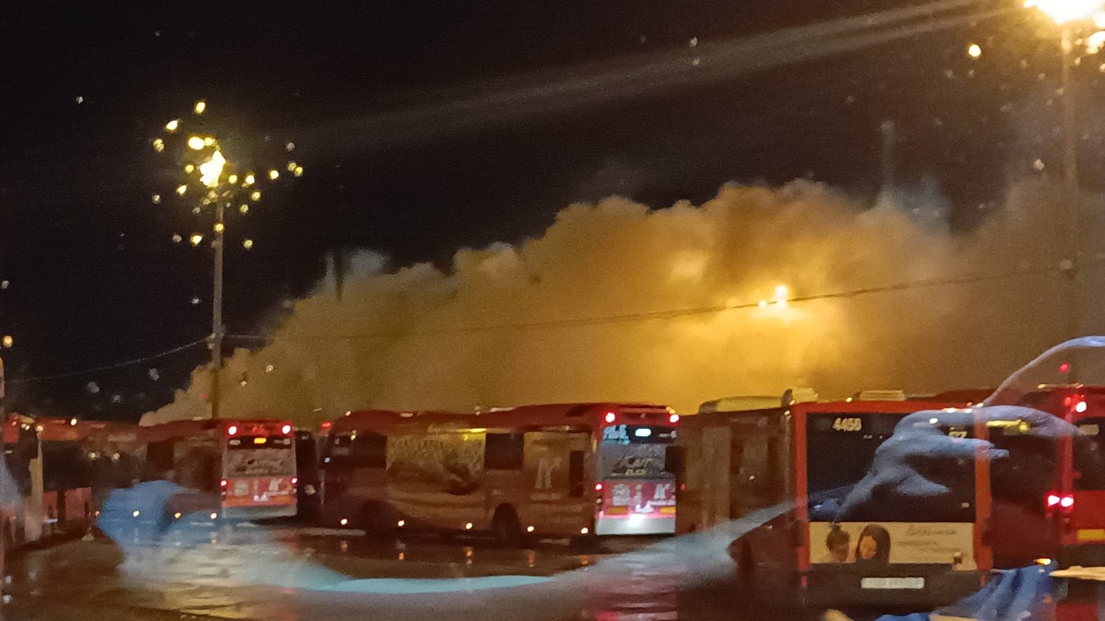 Así ha quedado el bus urbano incendiado en las cocheras de Avanza