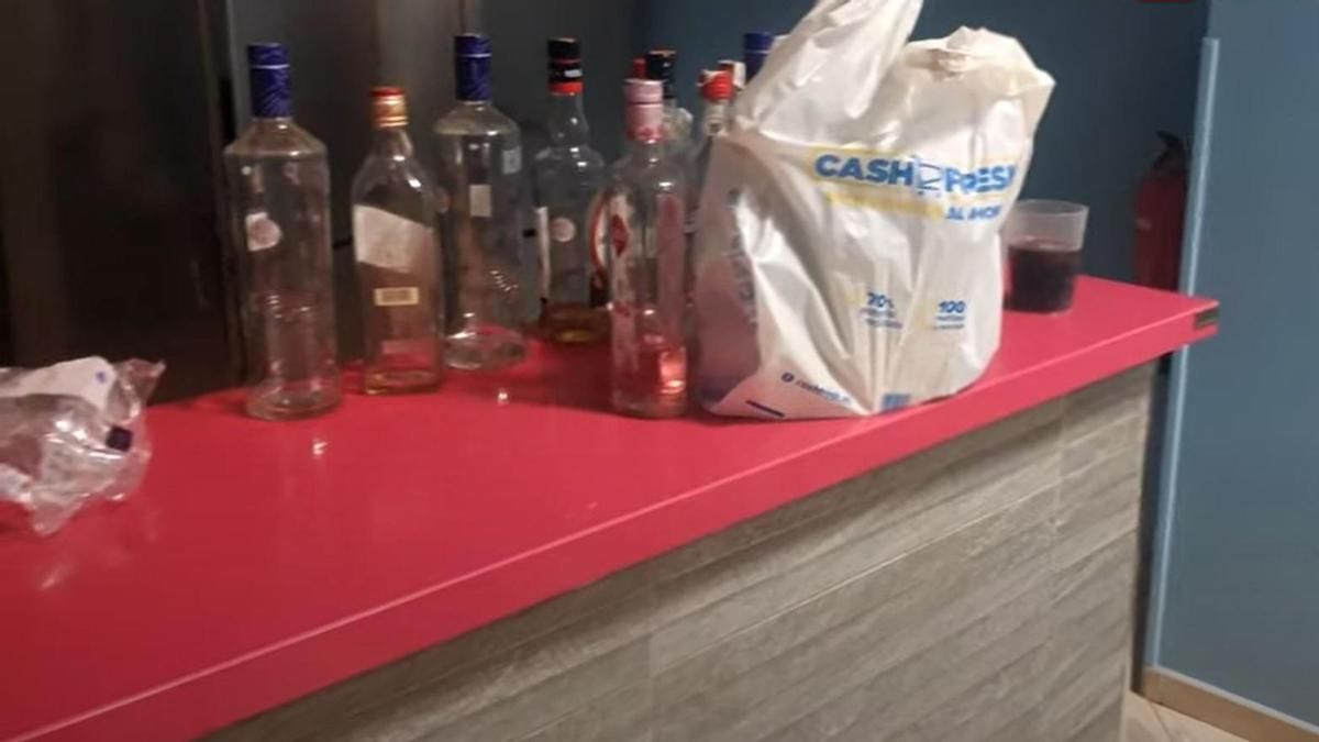 Botellas de alcohol dentro del local desalojado por la Policía Local