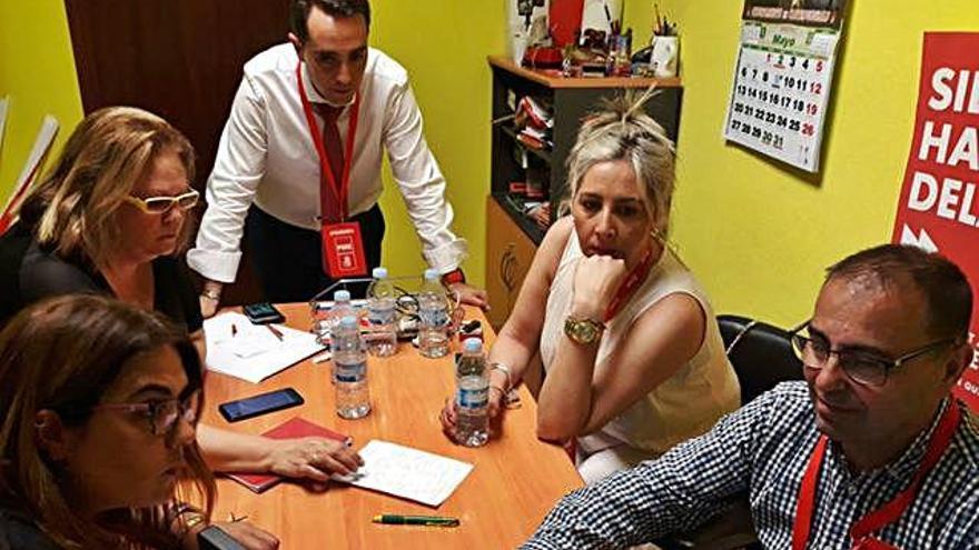 En el PSOE siguiendo detalladamente los resultados de las urnas.