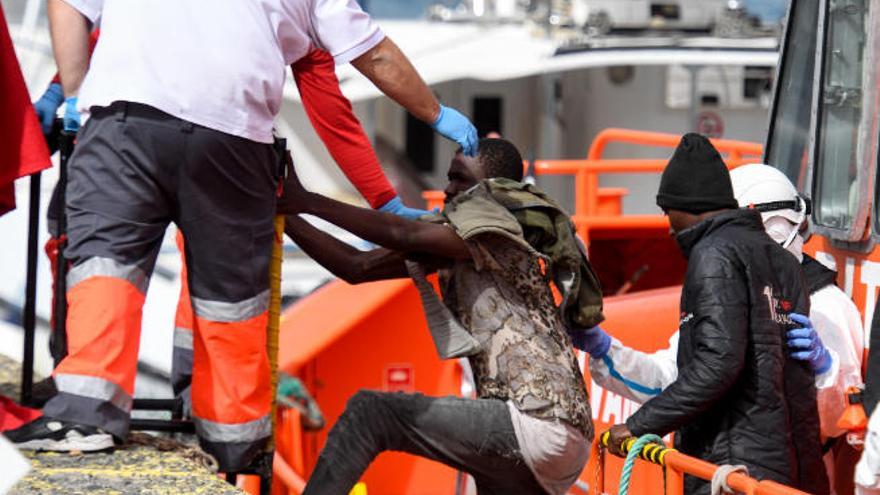 Llegada de una patera al muelle de Arguineguín.