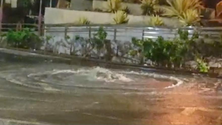 La lluvia deja en poco tiempo calles y autovías anegadas en Las Palmas de Gran Canaria