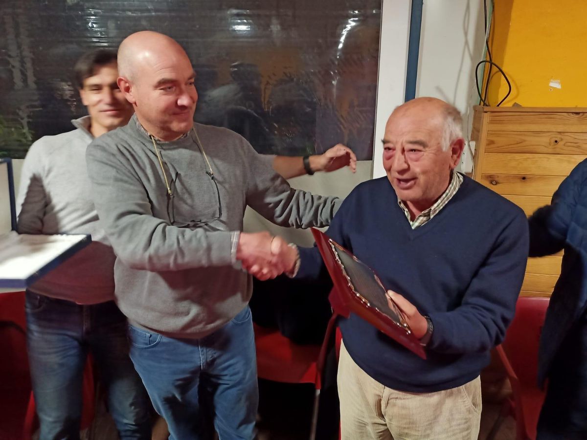 José María Pérez, último coordinador, entregando una placa al histórico Flores Robado.