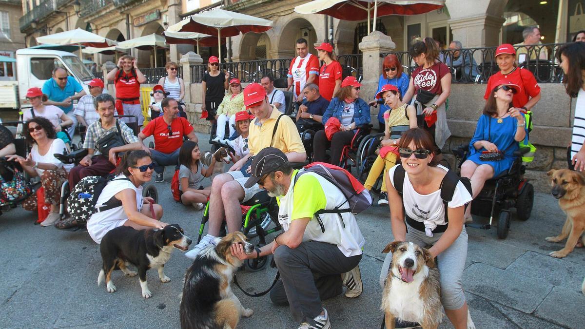Usuarios de Aixiña de Ourense antes de iniciar una andaina solidaria en 2019. //IÑAKI OSORIO