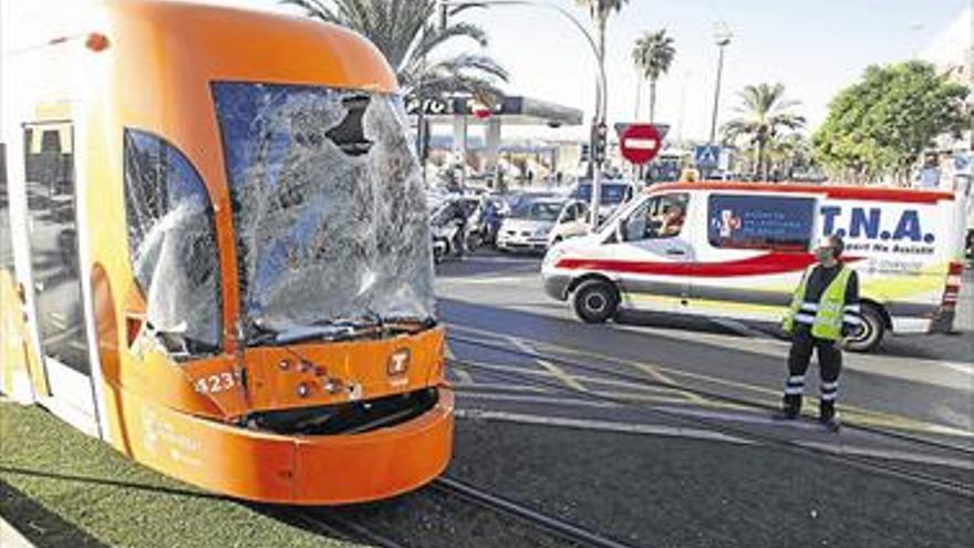 Un camión choca con el tranvía en Alicante