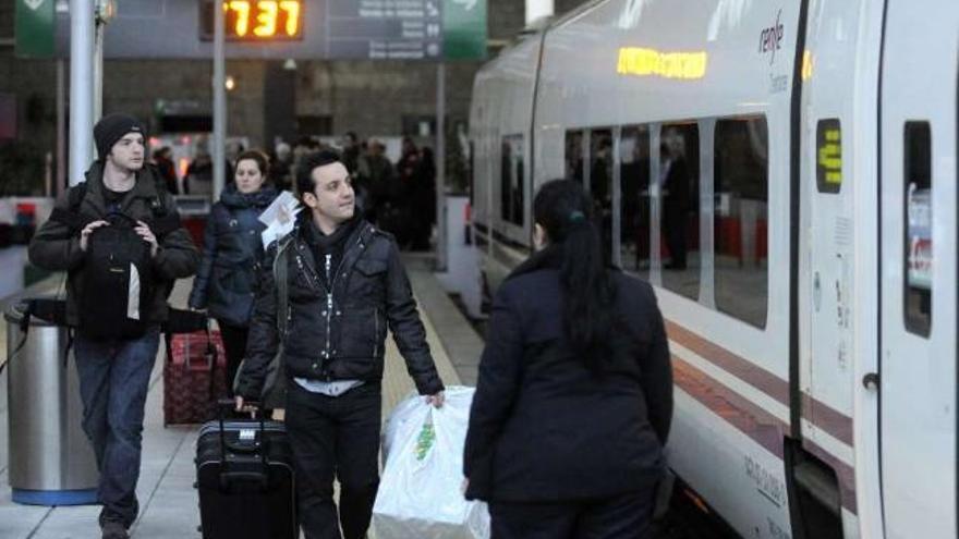 Pasajeros en el andén de la estación de tren de A Coruña. / juan varela