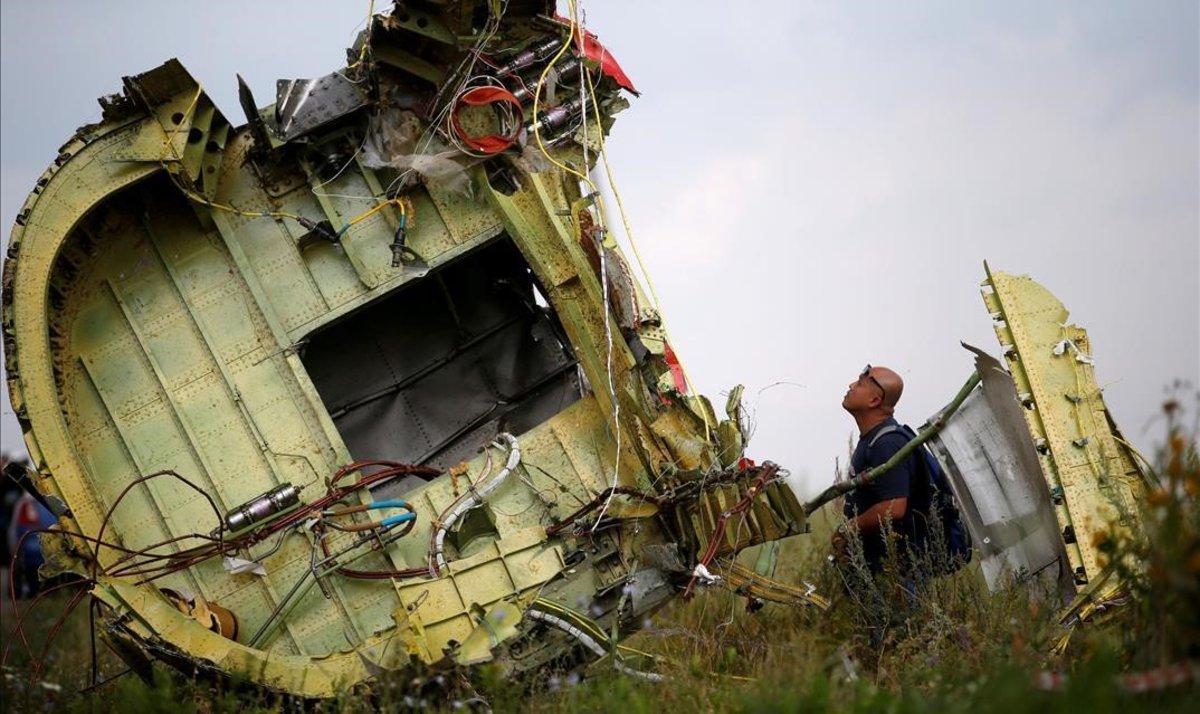 zentauroepp43466955 file photo  a malaysian air crash investigator inspects the 181004124703