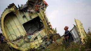 zentauroepp43466955 file photo  a malaysian air crash investigator inspects the 181004124703