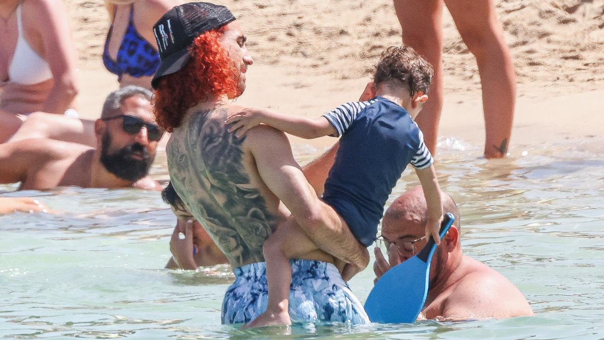 Marc Cucurella se lleva su pelo rojo a la playa en Ibiza con su familia... Y una niña le roba el show