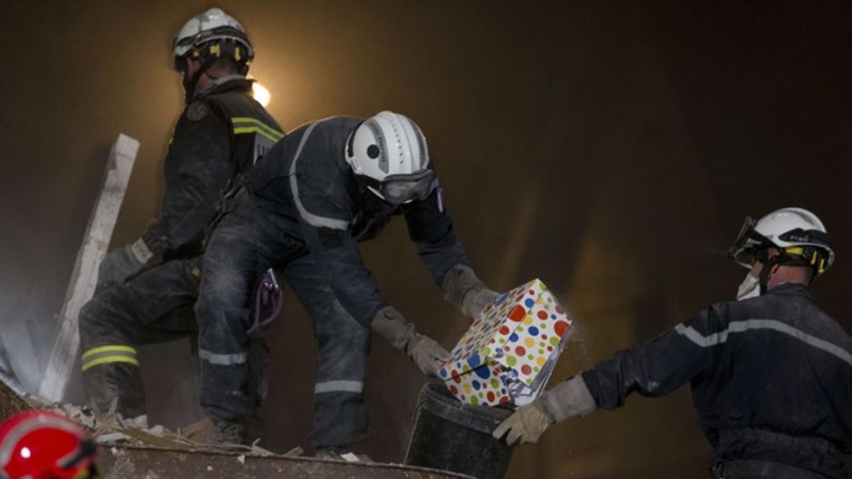 Los bomberos trabajan en el edificio desplomado cerca de París.