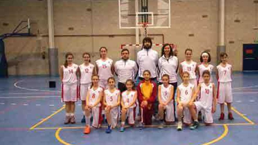 David Barrio y Cristina Lázaro, con la selección femenina de minibasket de Castilla y León.