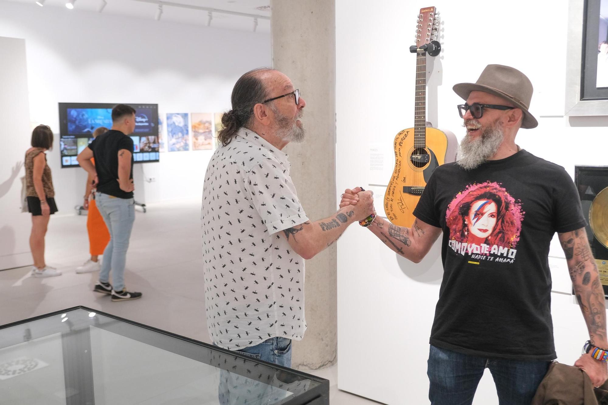 Ráfagas musicales de los 80 y 90 en Aspe: desde la camisa de Nacho Garcia de Nacha Pop a la guitarra de Santana