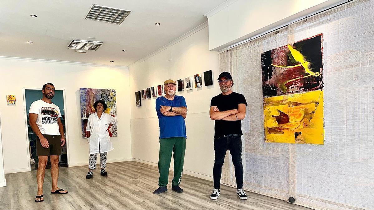 Responsables de 'La Caja Blanca' junto a Nacho Llopis y sus obras.