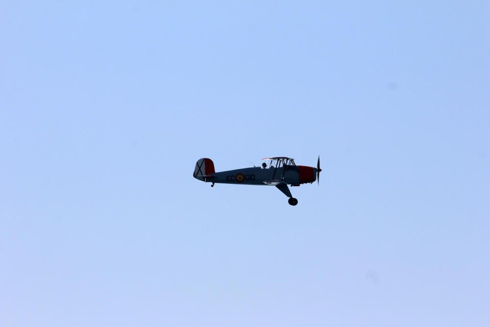 Cazas turcos, el F18 del Ejército del Aire, Vampir, Bucker, las unidades del Aeroclub de Málaga, la Patrulla Plus Ultra, el helicóptero del Cuerpo Nacional de Policía, una unidad de Jorge Macías, los Canadair o la Patrulla Aspa vuelan este domingo