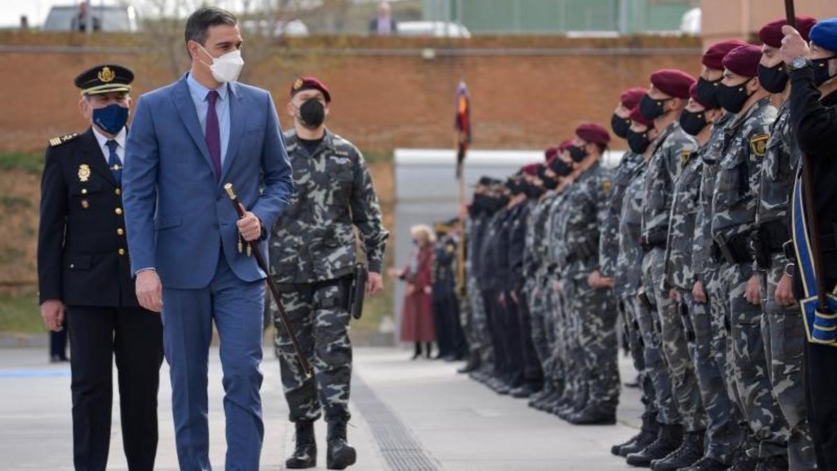 El presidente del Gobierno, Pedro Sánchez, a su llegada a la visita a la base operativa del Grupo Especial de Operaciones (GEO), este 3 de marzo en Guadalajara.