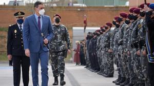 El presidente del Gobierno, Pedro Sánchez, a su llegada a la visita a la base operativa del Grupo Especial de Operaciones (GEO), este 3 de marzo en Guadalajara.