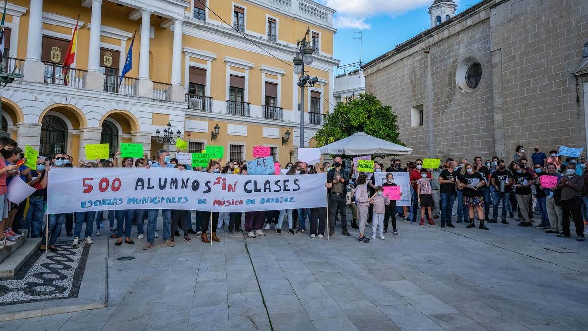 Más de un centenar de personas se concentraron ayer por la tarde frente al ayuntamiento.