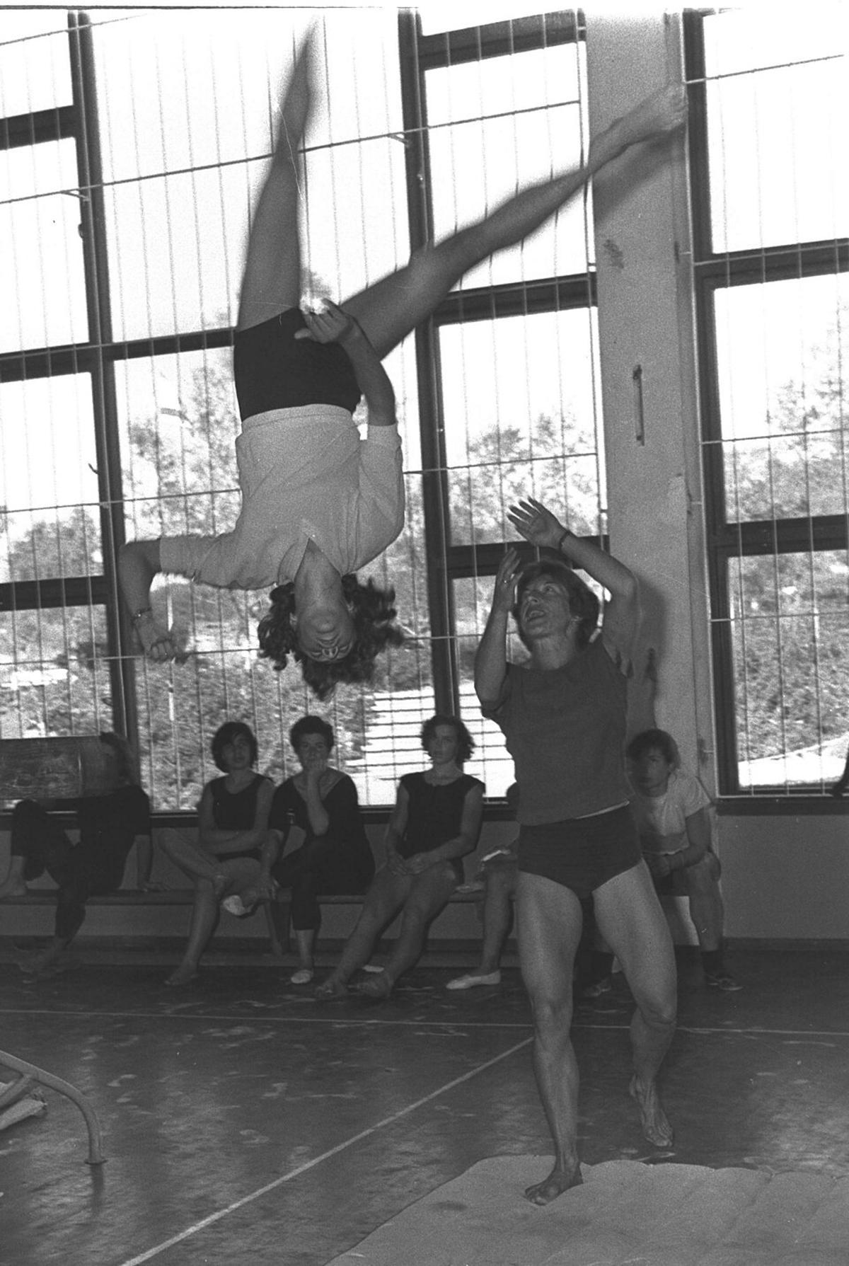 Ágnes Keleti entrenando a una alumna en el Instituto Wingate de Israel, en 1960