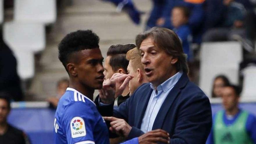 Yoel Bárcenas dialoga con Sergio Egea durante el partido del Oviedo frente al Numancia.