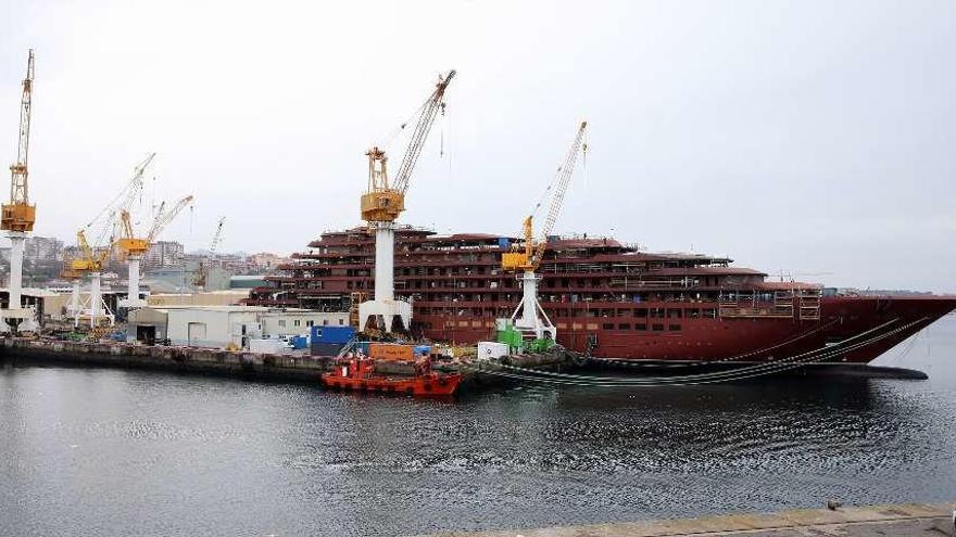 Vista general de Barreras y el crucero &quot;Azora&quot;, de Ritz, la semana pasada. // Marta G. Brea