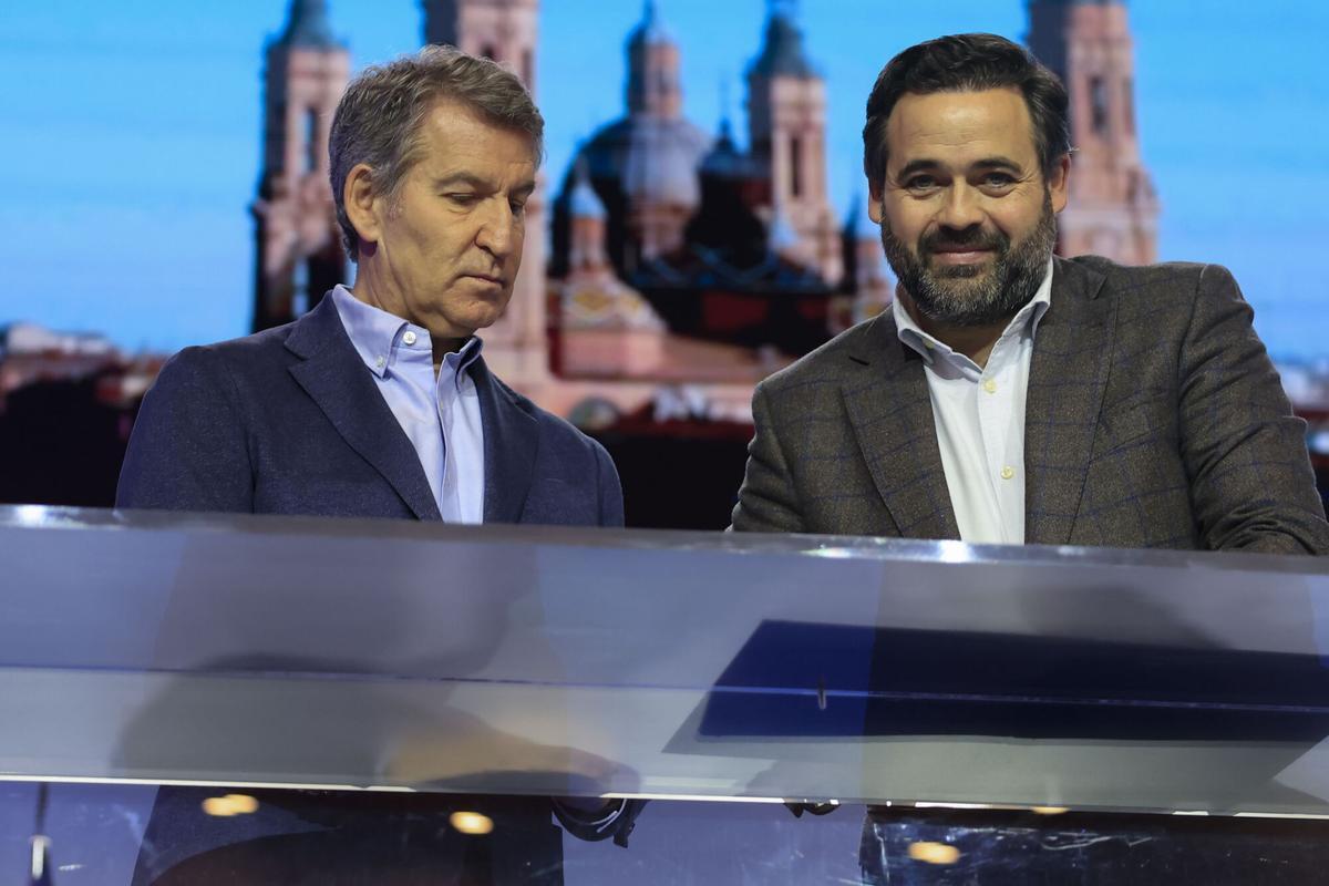 El presidente de PP, Alberto Núñez Feijóo, junto al presidente del PP en Castilla la Mancha, Paco Núñez.