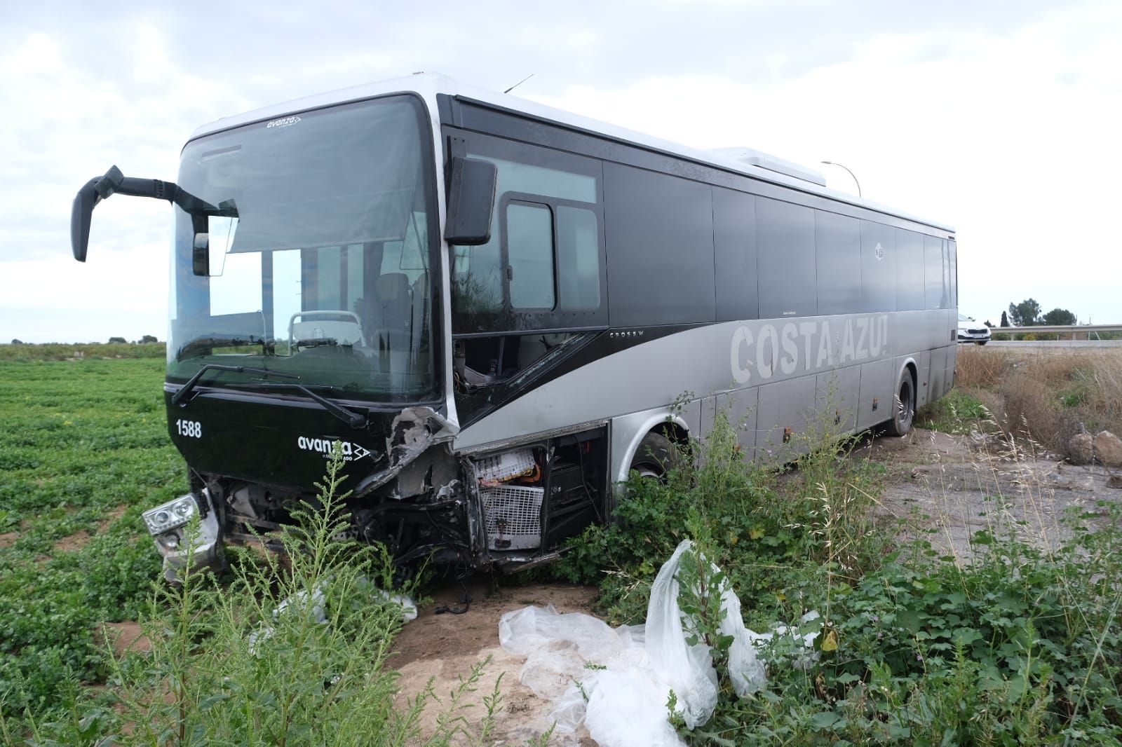Choque frontal entre un turismo y un autobús en Almoradí