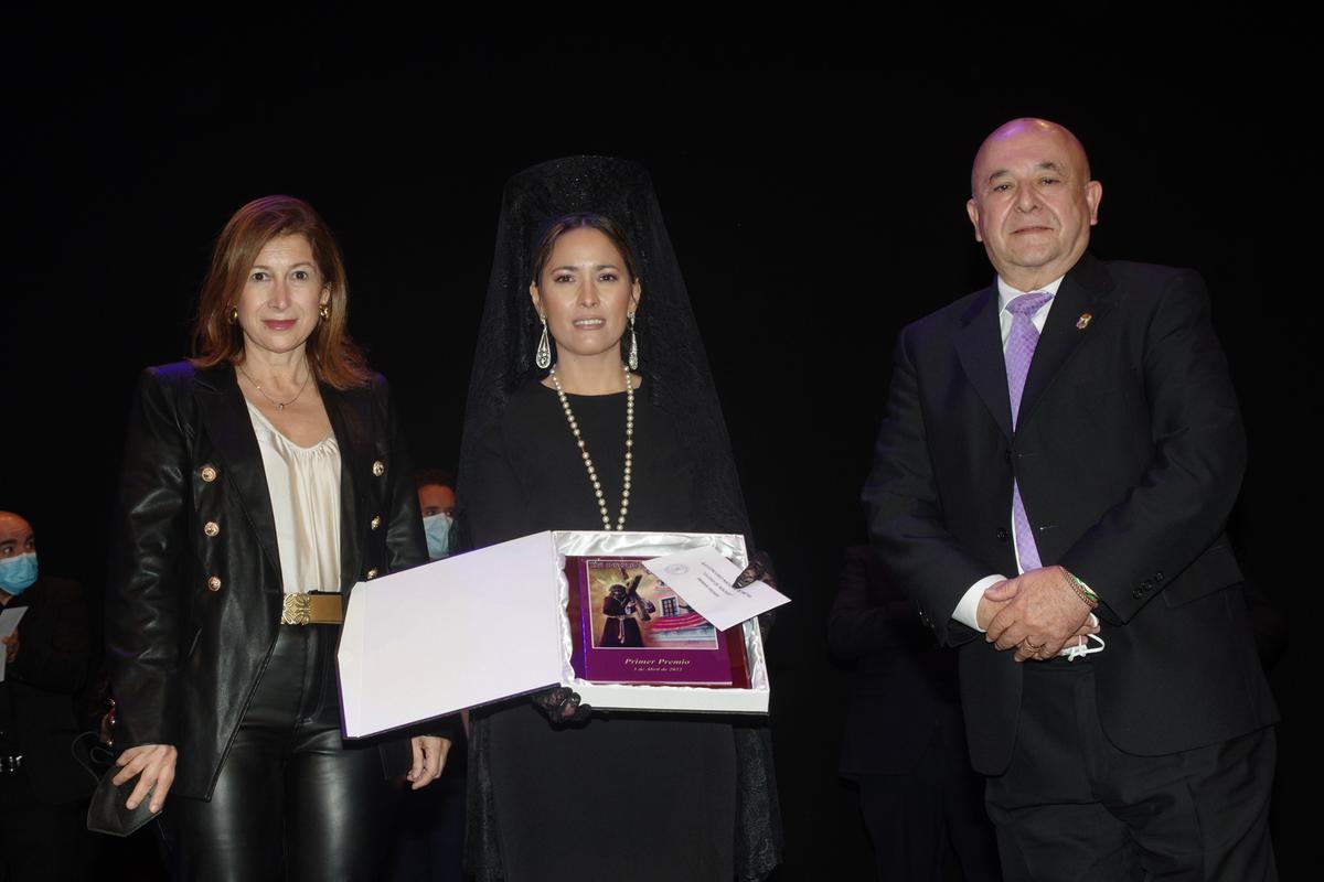 Entrega del premio a la saetera Isabel Guerrero.