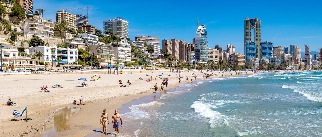 La playa de Poniente de Benidorm este jueves.