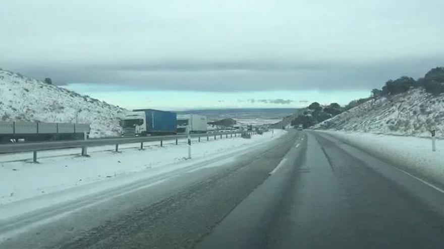 La niebla, la nieve y el hielo condicionan la circulación en diez carreteras