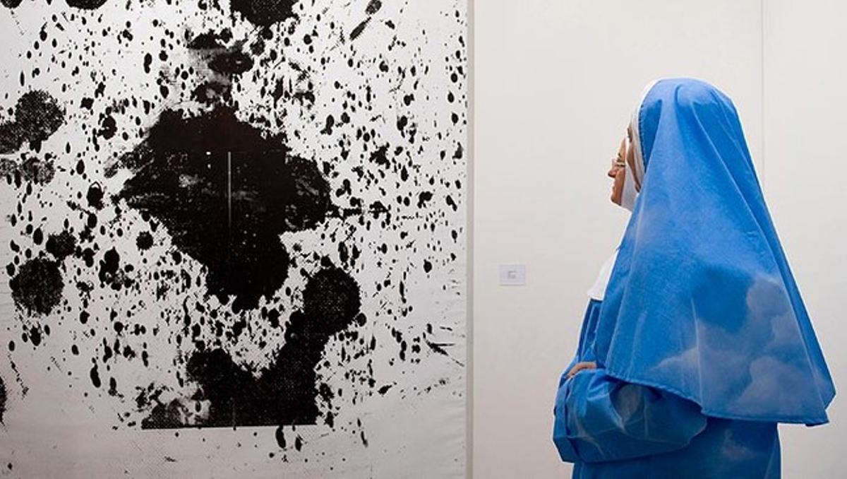 Unes monges miren aquest dimecres una obra de l’artista nord-americà Christopher Wool, exposada a la mostra Art 42, a la ciutat suïssa de Basilea. Un conjunt d’obres de més de 2.500 artistes seran exhibides en aquesta exposició del 15 al 19 de juny.