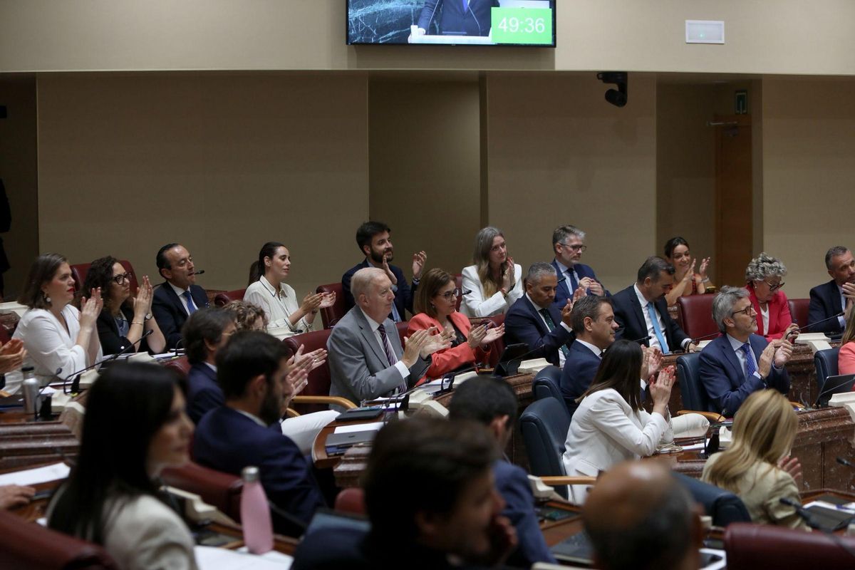 La bancada popular aplaudiendo el discurso de López Miras, este jueves.