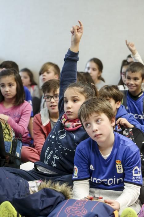 Los jugadores del Oviedo Uwusu y Yeboah visitan a los alumnos del colegio Carmen Ruiz Tilve