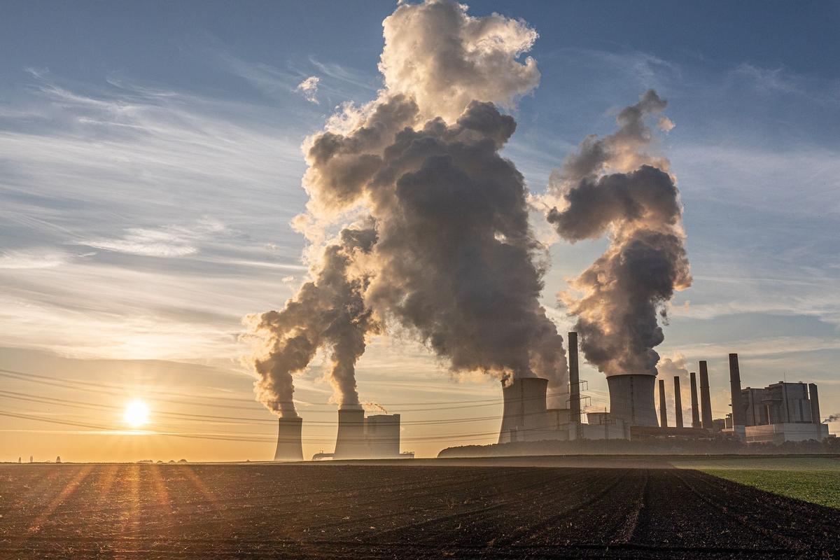 Contaminación emitida por una planta de producción de energía.