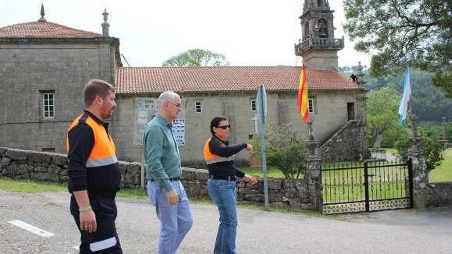 El alcalde con miembros de Protección Civil en Xende. // FdV