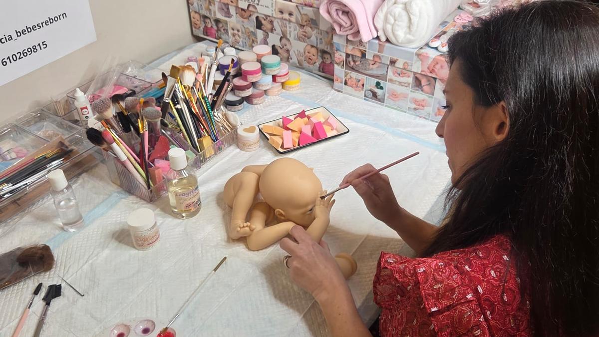 Cristina García trabaja en uno de sus nuevos bebés reborn